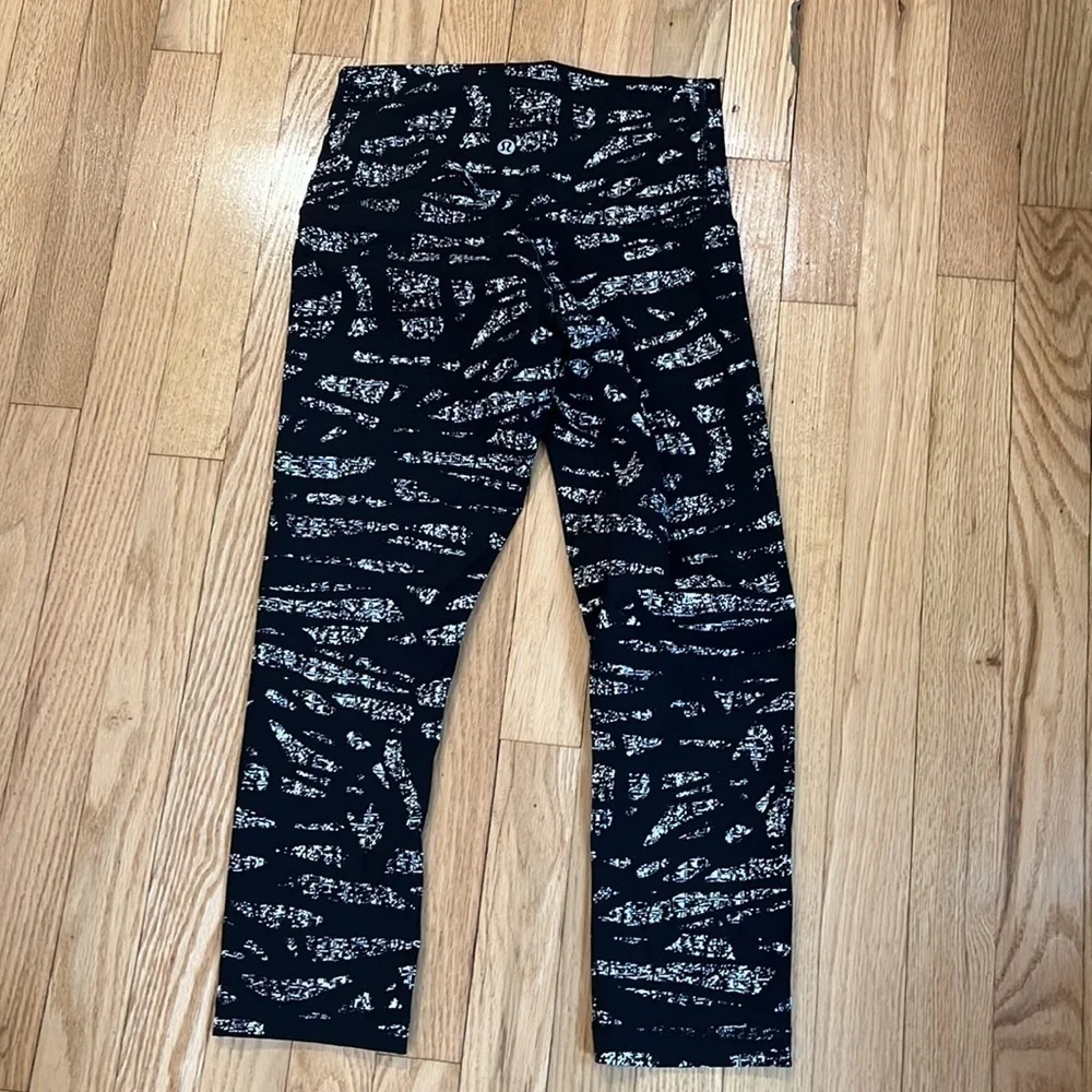 Lululemon Wunder Under Crops Graf Black & White sz 6